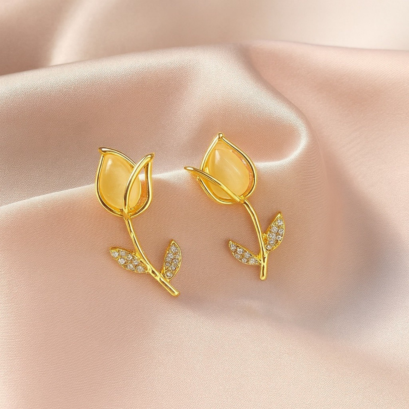 Mini Rose Pearl Earring